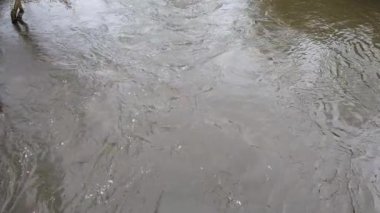 Kirli karanlık su nehirde akıyor. Üst görünüm.
