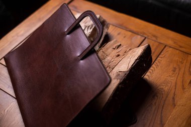 Yakacak odun dolu kağıtlar için klasör. İş klasöründeki tahta kütükler. Aşırı ofis işi kavramı, ağır belge yükü.