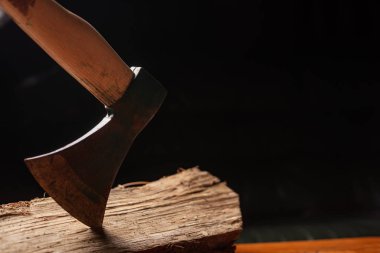 Karanlık arka planda balta ve seyir defteri. Kış konsepti için yakacak odun toplama