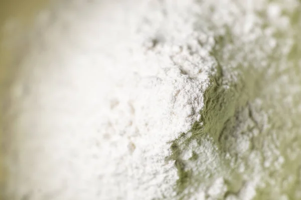 小麦粉をクローズアップスライドで振りかけた 粗粉を注ぎます 調理の準備 — ストック写真