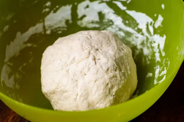 Ciasto Plastikowej Misce Przygotowanie Ciasta Drożdżowego Pieczenia Chleba Pizzy Bazowej — Zdjęcie stockowe