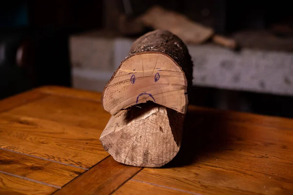 Holzscheit Mit Traurigem Smiley Steigende Brennholzpreise — Stockfoto