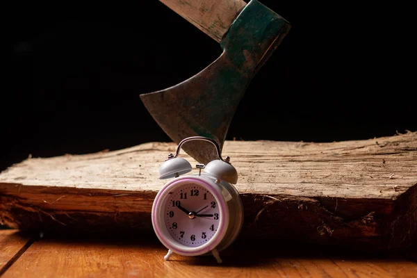 Hora Recolher Lenha Relógio Alarme Perto Log Com Machado Fundo — Fotografia de Stock