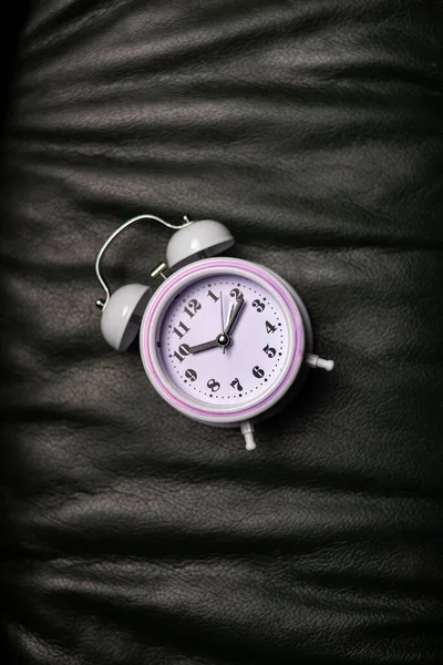 Gestão Tempo Conceito Prazo Relógio Alarme Encontra Fundo Couro Escuro — Fotografia de Stock