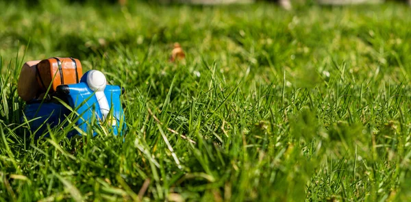 绿色草地上的玩具滑板车 班纳文字的位置 积极的生活方式 旅行概念 — 图库照片