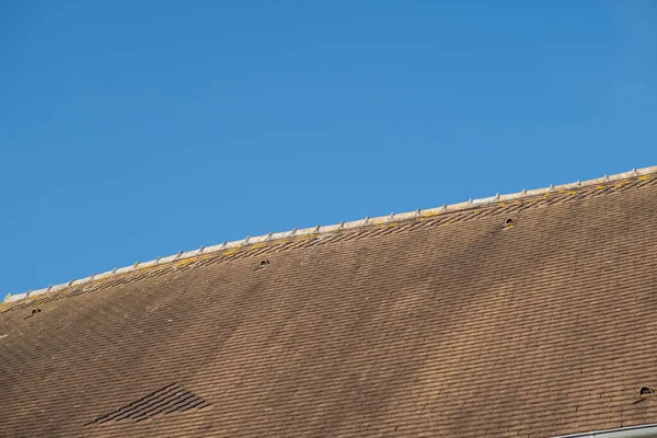 蓝色天空下的旧瓷砖屋顶 法国农村住房的屋顶 — 图库照片