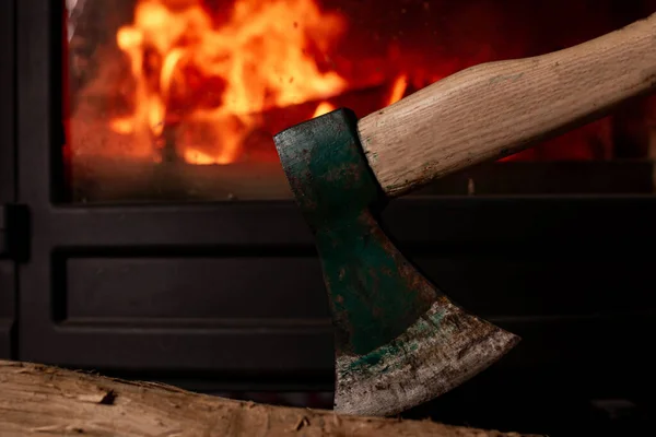 Sekera Logem Pozadí Hořícího Krbu Vytápění Dřeva Koncepce Palivového Dřeva — Stock fotografie