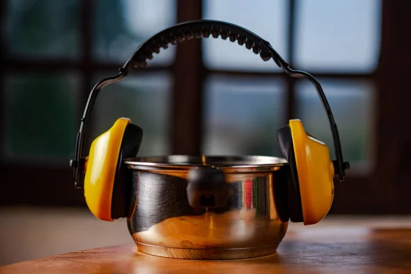 木製のテーブルの上のキッチンポットの音からヘッドフォン — ストック写真
