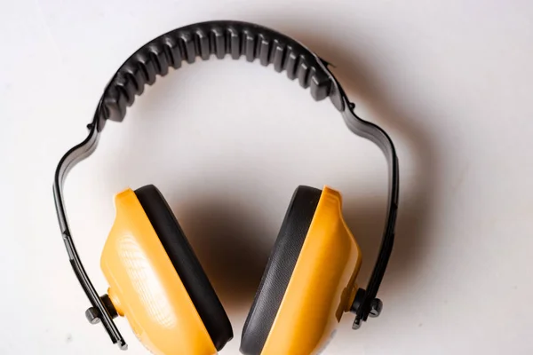 Kopfhörer Die Vor Lärm Auf Weißem Hintergrund Schützen Bau Kopfhörer — Stockfoto