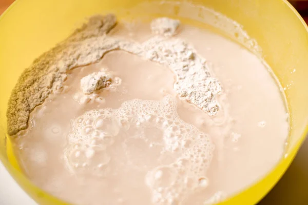 Mieszanie Mąki Suchych Drożdży Wody Gotowanie Ciasta Chleb Lub Pizzę — Zdjęcie stockowe