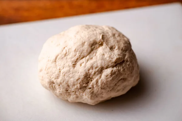 Мяч Вареного Теста Белой Доске Готовое Тесто Хлеба Пиццы — стоковое фото