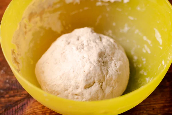 小麦粉 酵母とボウルに水で作られた丸い生地 パンやピザを焼くための調理された生地 — ストック写真