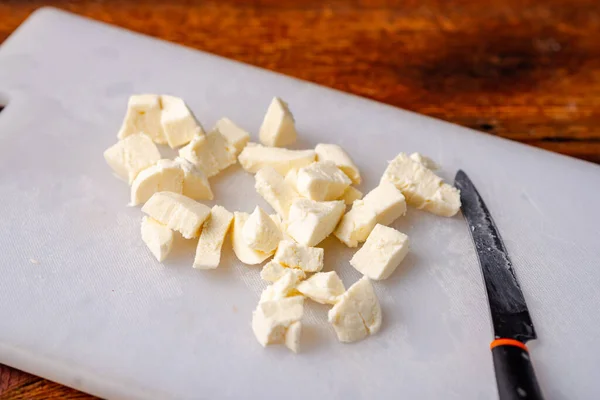 Beyaz Kesim Tahtasına Dilimlenmiş Mozzarella Peyniri — Stok fotoğraf