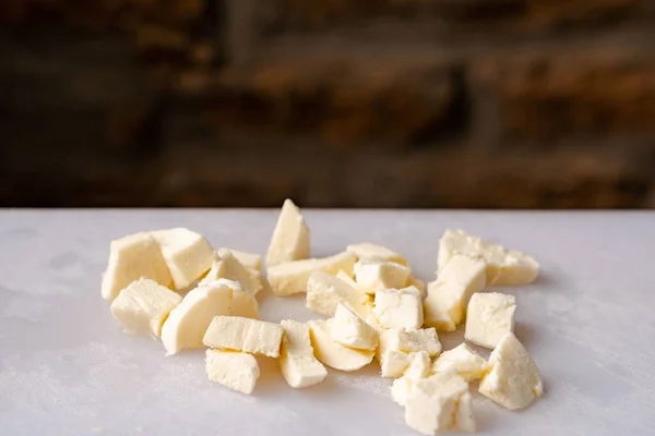 Beyaz Kesim Tahtasına Dilimlenmiş Mozzarella Peyniri — Stok fotoğraf