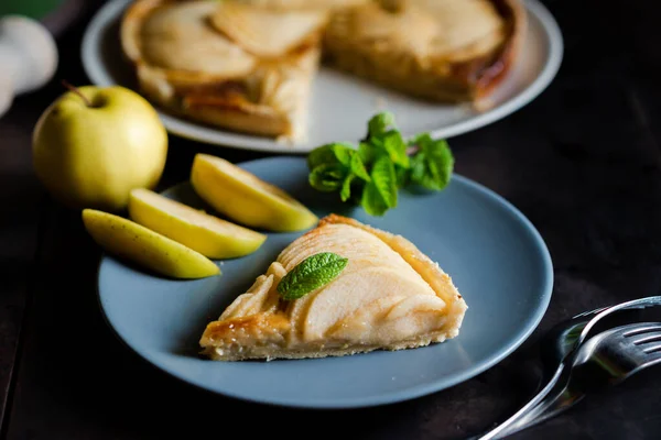 Piece Apple Franse Taart Blauwe Plaat Ziet Smakelijk Verrassend Fris — Stockfoto