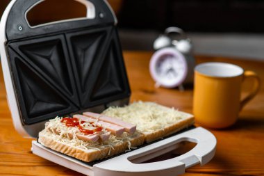 Peynirli tost ve sosisli sandviç makinesi. Sandviç..