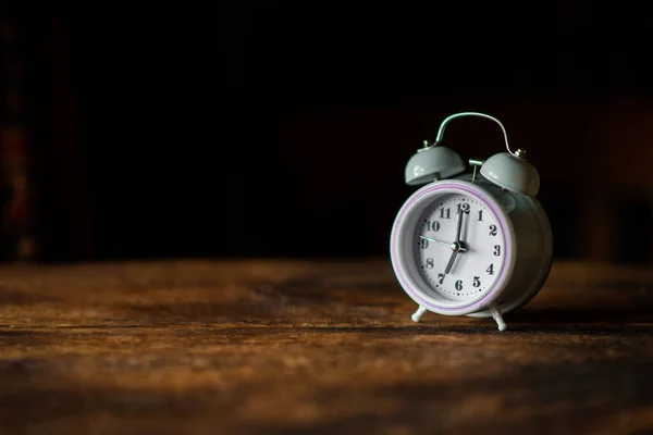 Relógio Alarme Branco Fundo Madeira Escura Lugar Para Sms Ritmo — Fotografia de Stock