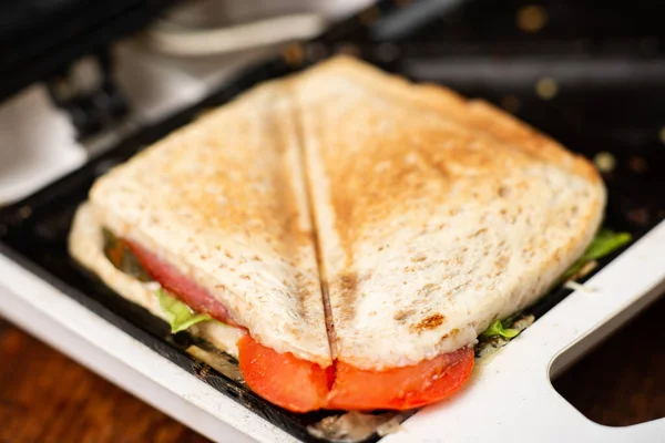 Sandwich Parrilla Con Hierbas Tomate Cocinado Primer Plano Sándwich —  Fotos de Stock