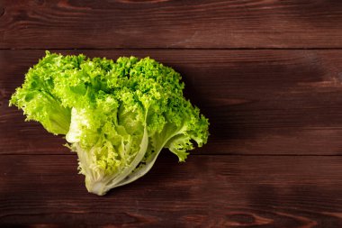 Ahşap arka planda yeşil marul salatası. Vejetaryenlik kavramı, bitki gıdası.