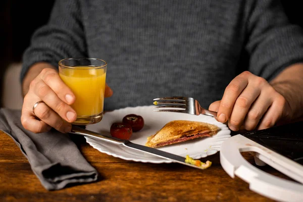 Hora Del Desayuno Hombre Irreconocible Sosteniendo Vaso Jugo Naranja Sándwich — Foto de Stock