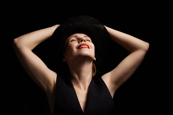 Siyah Arka Planda Şapkalı Orta Yaşlı Bir Kadın Kırklı Yaşlarda — Stok fotoğraf