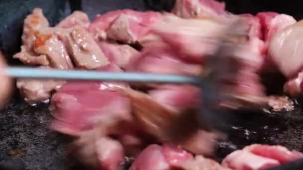 大块的新鲜肉放在有黄油的平底锅里煎 用平底锅里的铲子搅拌一下 — 图库视频影像