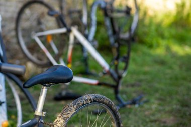 Sokaktaki bisiklet parçaları. Bisiklet sezonuna hazırlık, onarım, restorasyon.