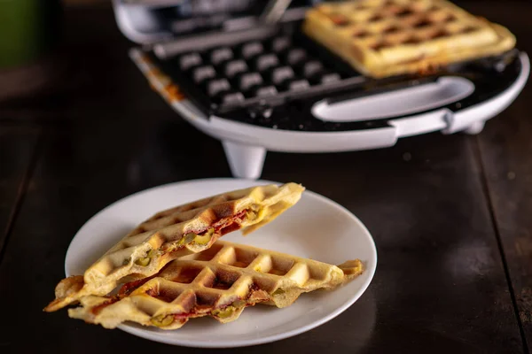 Pizza Waffles Piffle Waffles Recheados Com Salsicha Queijo Tomates Prato — Fotografia de Stock