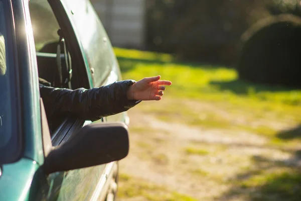 Naisen Käsi Auton Ikkunasta Automatkustaminen Vakuutuskäsite — kuvapankkivalokuva