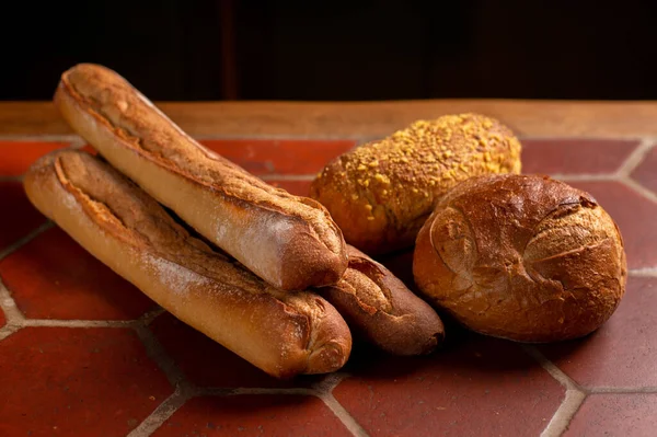 Různé Druhy Francouzského Chleba Bagety Chléb Semínky Kuchyňském Stole — Stock fotografie