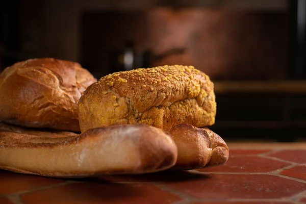 Různé Druhy Francouzského Chleba Stole Bagety Kulatý Chléb Otrubami Copyspace — Stock fotografie