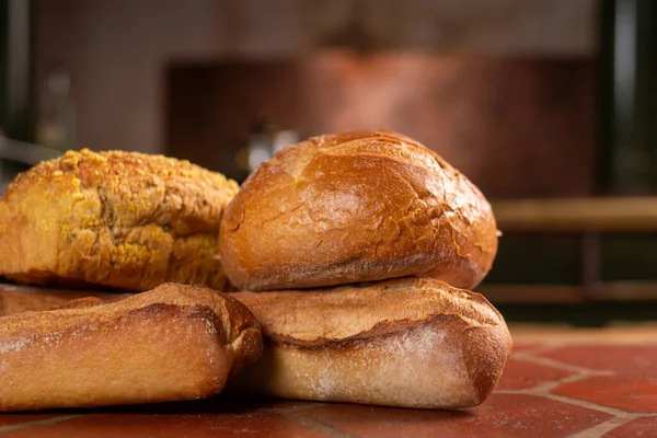 Různé Druhy Francouzského Chleba Stole Bagety Kulatý Chléb Otrubami — Stock fotografie