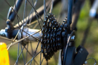 Arka tekerin bisiklet yıldızları. Bisiklet tamiri ve bakımı. Vites değiştir yıldızları.