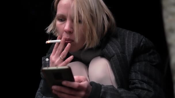 Een Vrouw Aan Telefoon Roken Een Vrouw Van Middelbare Leeftijd — Stockvideo