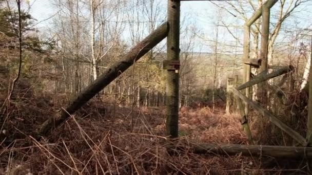 Verlassenes Altes Tiergehege Wald Rostiger Zaun Zur Haltung Von Tieren — Stockvideo