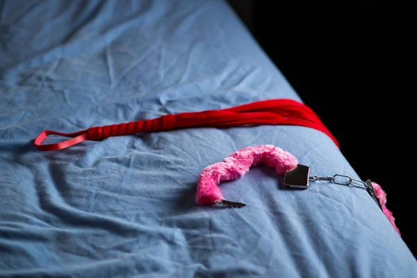 Esposas Con Piel Roja Látigo Dispositivos Para Juegos Amor Cama — Foto de Stock