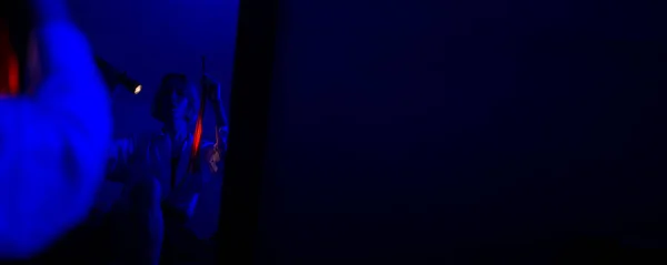 Mulher Misteriosa Quarto Escuro Com Iluminação Azul Banner Lugar Para — Fotografia de Stock
