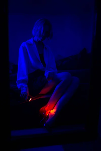 Mulher Misteriosa Quarto Escuro Com Iluminação Azul — Fotografia de Stock