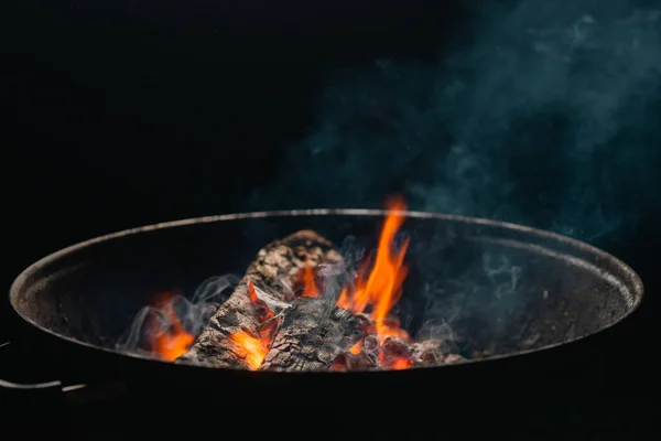 Dřevo Podpal Hoří Noci Kulatém Grilu Tmavé Pozadí Příprava Vaření — Stock fotografie