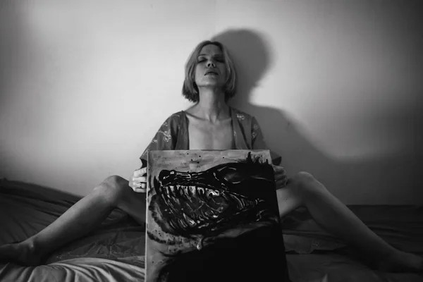 Почуття Секс Концепція Лібідо Жінка Одязі Фотографією Якій Голова Дракона — стокове фото