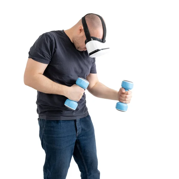 Unsportlicher Mann Mittleren Alters Mit Virtual Reality Brille Und Hanteln — Stockfoto