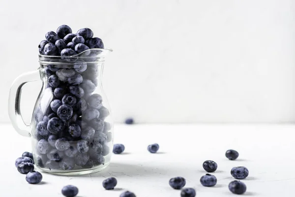 白い背景にガラス瓶の中のブルーベリー 菜食主義の概念の利点 — ストック写真