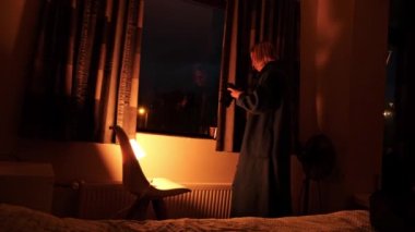 Karanlık bir odada kadın fotoğrafçı fotoğraf çekiyor..