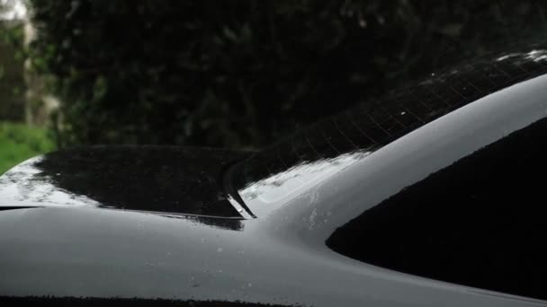 Дождь Падает Поверхность Черной Машины Путешествует Машине Плохую Погоду Автоэпиляция — стоковое видео
