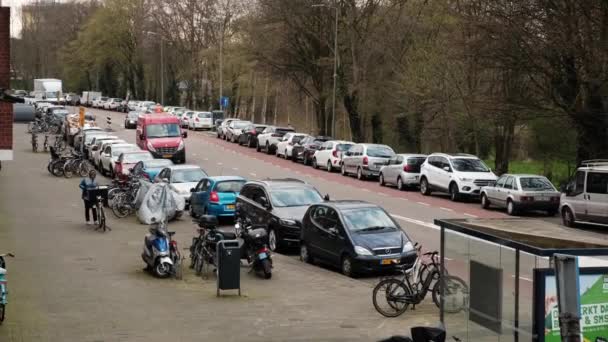 Rotterdam Países Bajos Marzo 2023 Calle Con Coches Aparcados Transeúntes — Vídeos de Stock