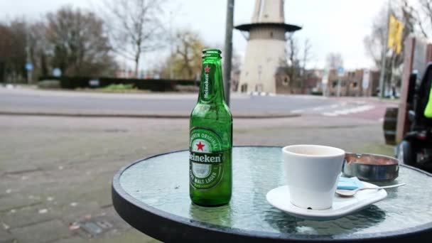 Rotterdam Maart 2023 Een Fles Heineken Bier Een Kop Koffie — Stockvideo