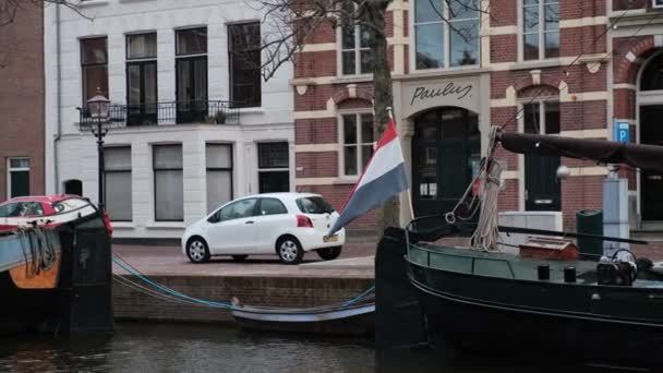 荷兰鹿特丹 2023年3月25日 一艘悬挂法国国旗的船只停泊在该市居民区的一条运河上 — 图库视频影像