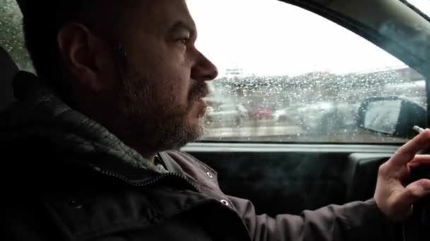 Han Kör Bil Vanlig Medelålders Man Med Skägg Som Kör — Stockvideo