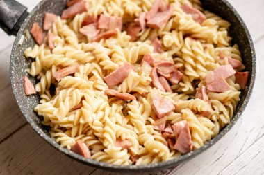 Pastırmalı makarna, kremalı sosisli sosis..