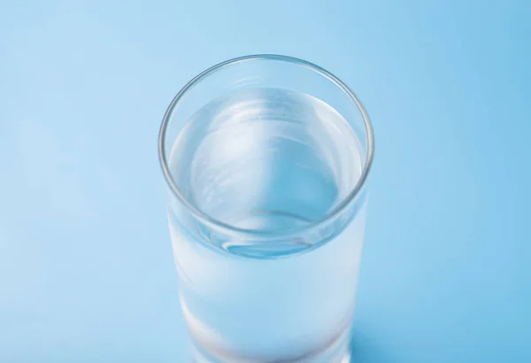 Склянка Чистої Холодної Води Синьому Фоні — стокове фото